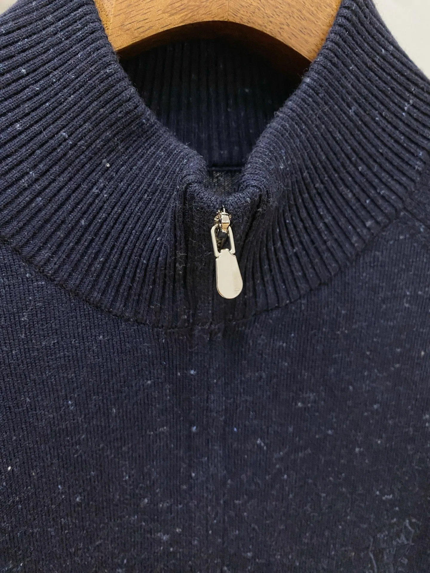 BC Classic is an old-money, gentlemanly and elegant style. The Classic zipper cardigan and woolen sweater are outlined in lines. There are always some items that can transcend seasons and trends and become eternal Classic. The top-quality wool fabrics are selected to bring you just the right wearing experience in the warm sunshine of autumn and winter. The classic zipper stand collar design is simple yet stylish, showing men's unique sophistication and charm. It adds a touch of bright color to the whole, highlighting the wearer's unique taste. And the unique line design not only modifies the body shape, but also adds elegance and calmness. Every detail, every stitch and every detail has been carefully crafted to ensure excellent quality and durability! Sizes: M-3XL (48-56) 9278C 00